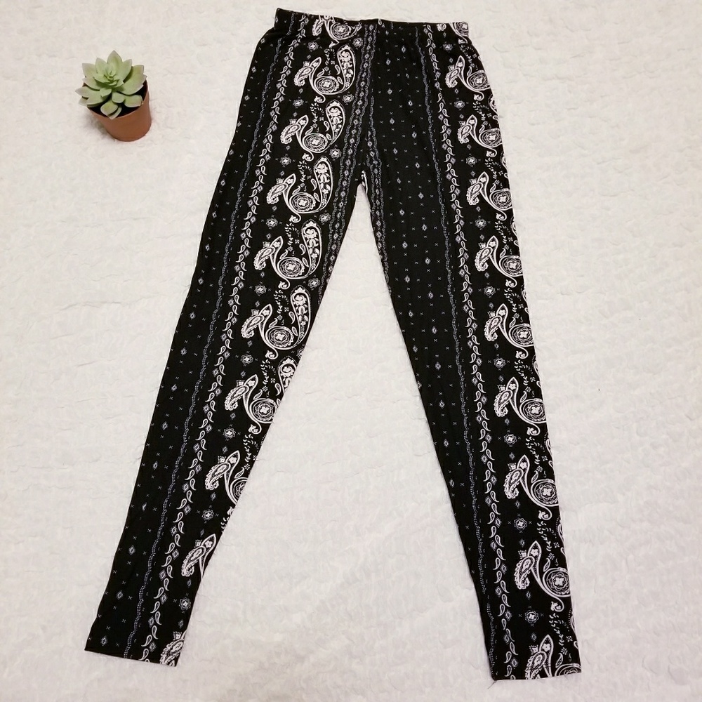 NWT Agnes & Dora Leggings in Black & White